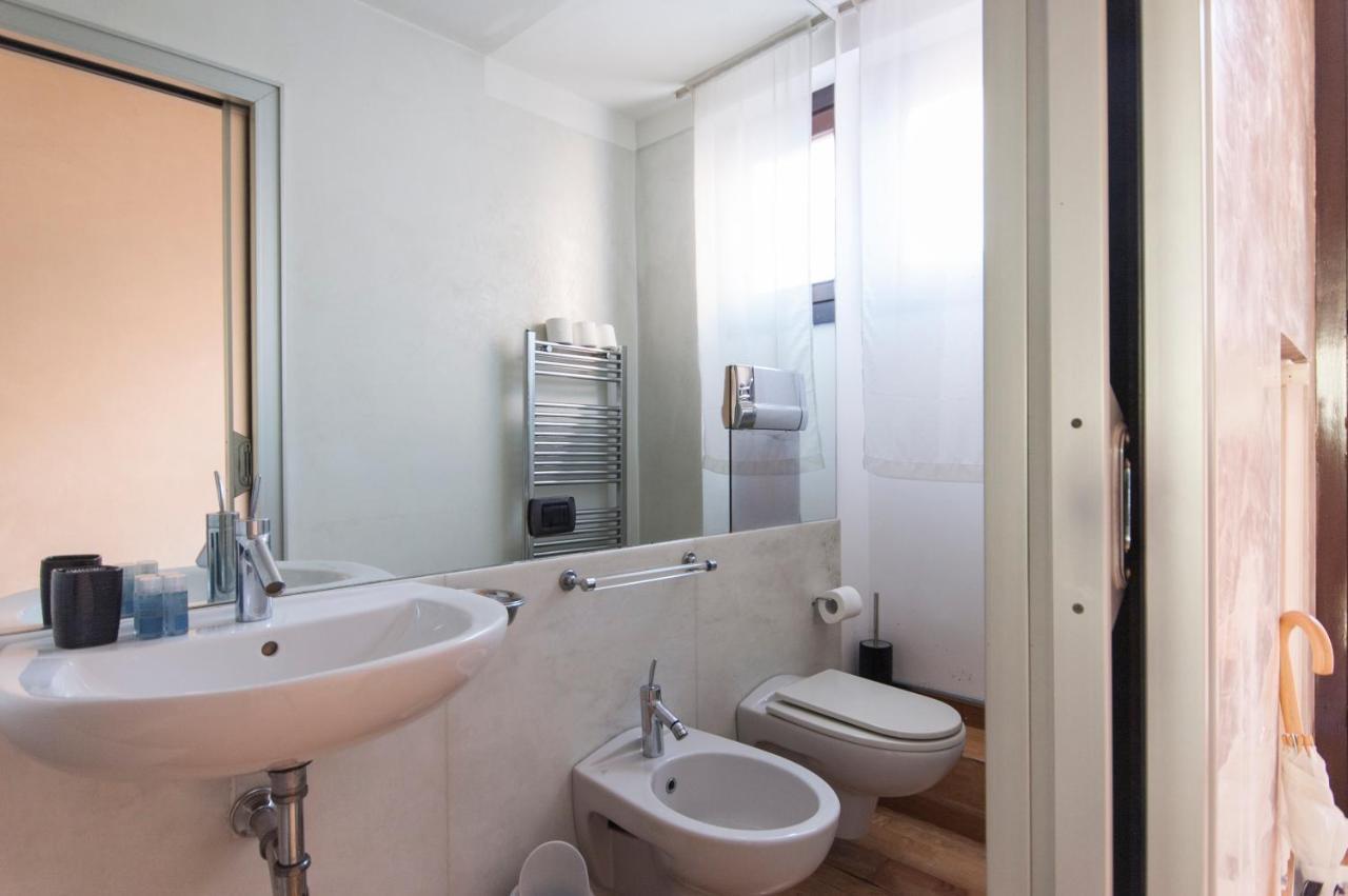 Youhosty - Duomo Studio Apartment Mediolan Zewnętrze zdjęcie